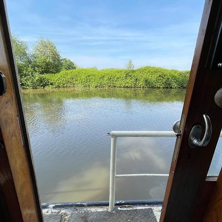 Dutch Cruiser Ship On A Tranquil Secluded River Tonbridge Esterno foto