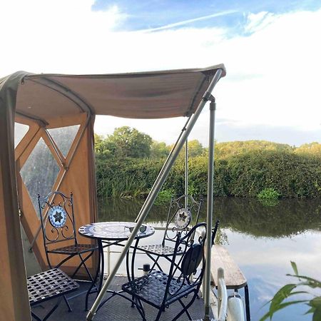 Dutch Cruiser Ship On A Tranquil Secluded River Tonbridge Esterno foto