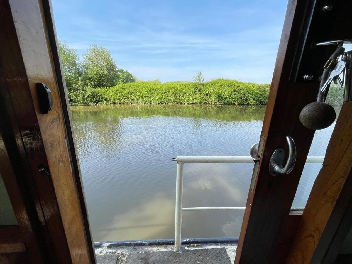 Dutch Cruiser Ship On A Tranquil Secluded River Tonbridge Esterno foto