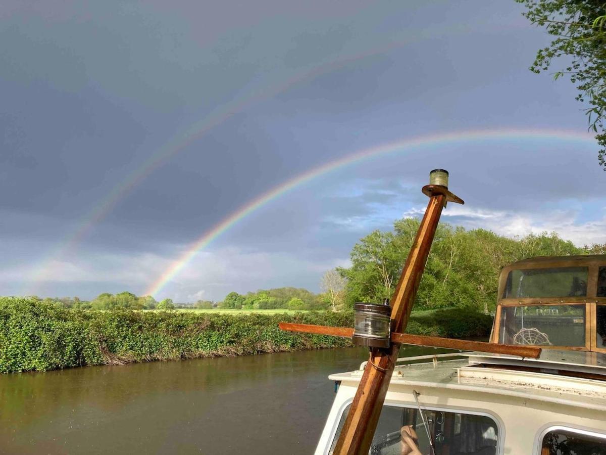 Dutch Cruiser Ship On A Tranquil Secluded River Tonbridge Esterno foto