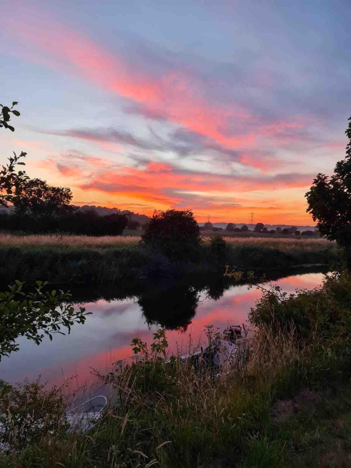 Dutch Cruiser Ship On A Tranquil Secluded River Tonbridge Esterno foto