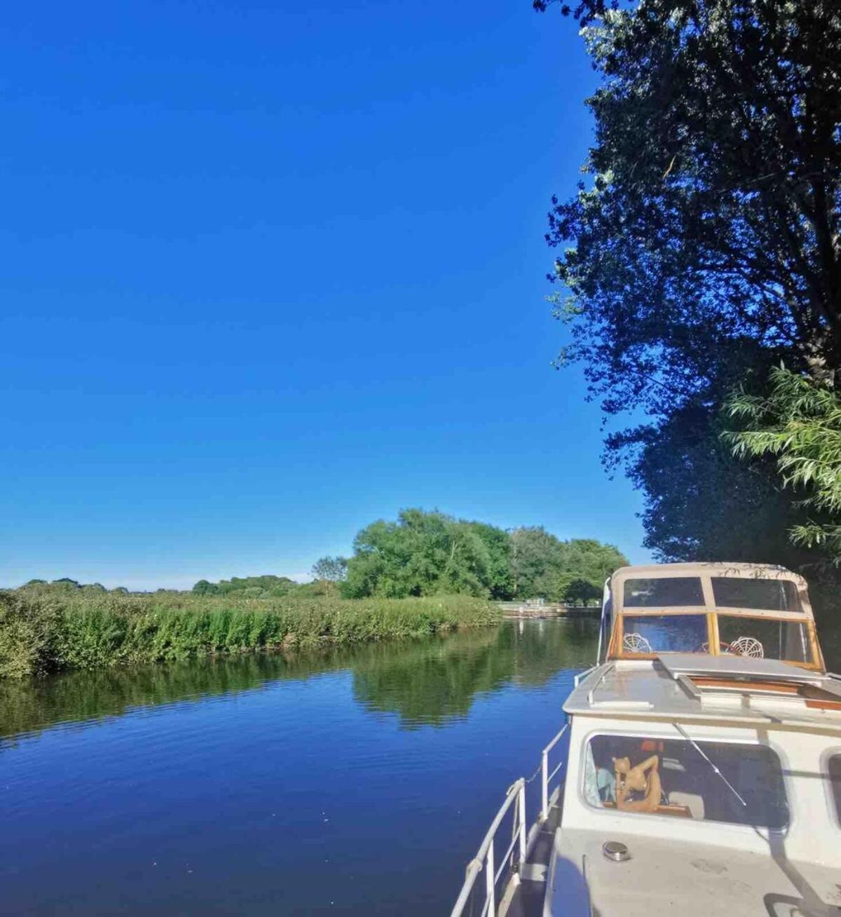 Dutch Cruiser Ship On A Tranquil Secluded River Tonbridge Esterno foto