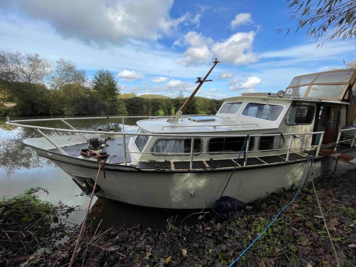 Dutch Cruiser Ship On A Tranquil Secluded River Tonbridge Esterno foto