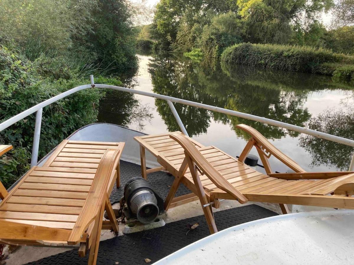 Dutch Cruiser Ship On A Tranquil Secluded River Tonbridge Esterno foto