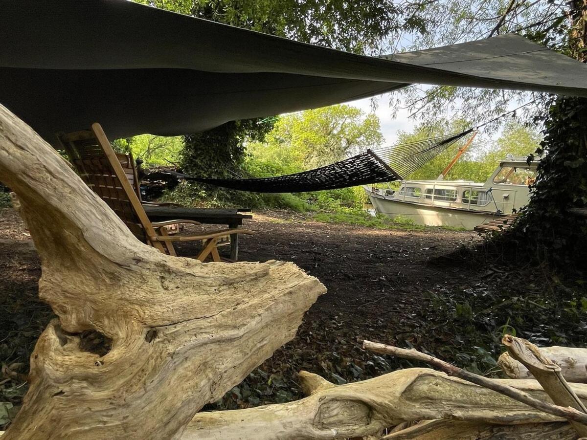 Dutch Cruiser Ship On A Tranquil Secluded River Tonbridge Esterno foto