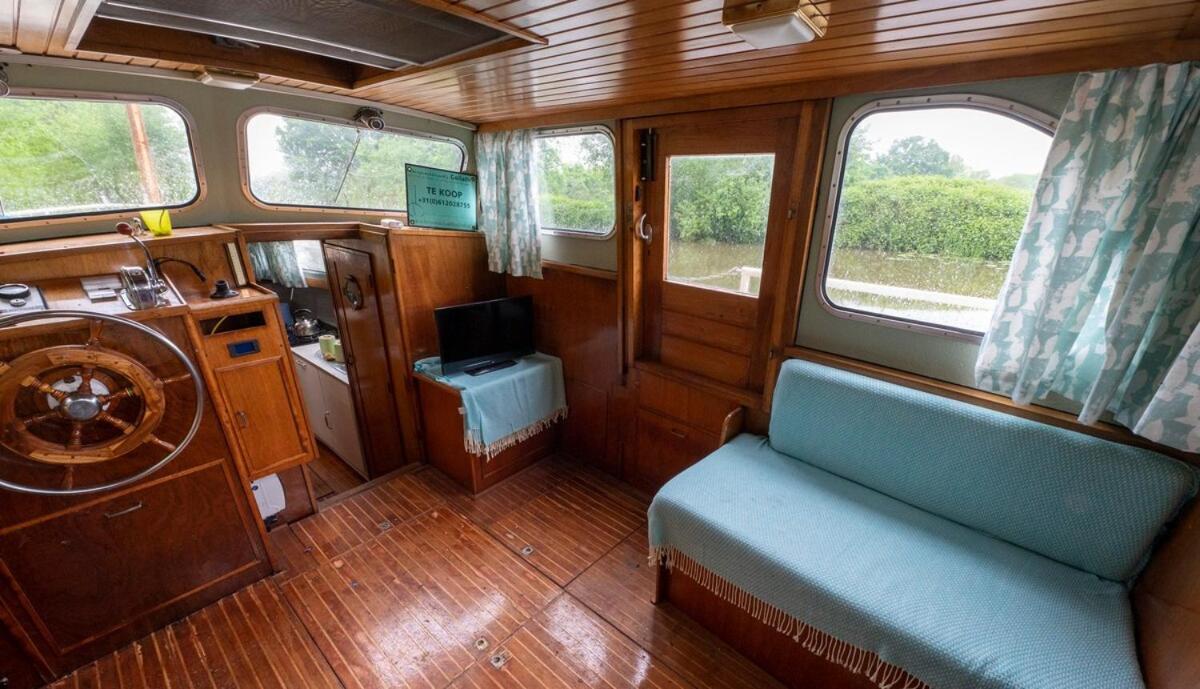Dutch Cruiser Ship On A Tranquil Secluded River Tonbridge Esterno foto