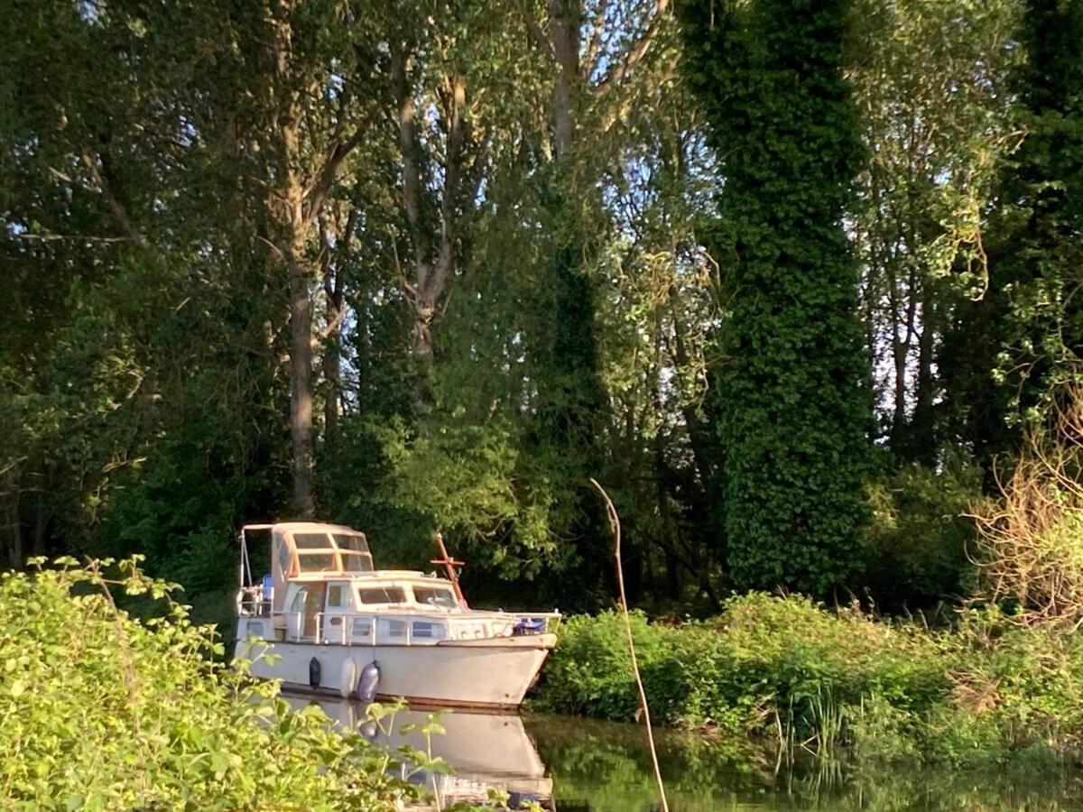 Dutch Cruiser Ship On A Tranquil Secluded River Tonbridge Esterno foto