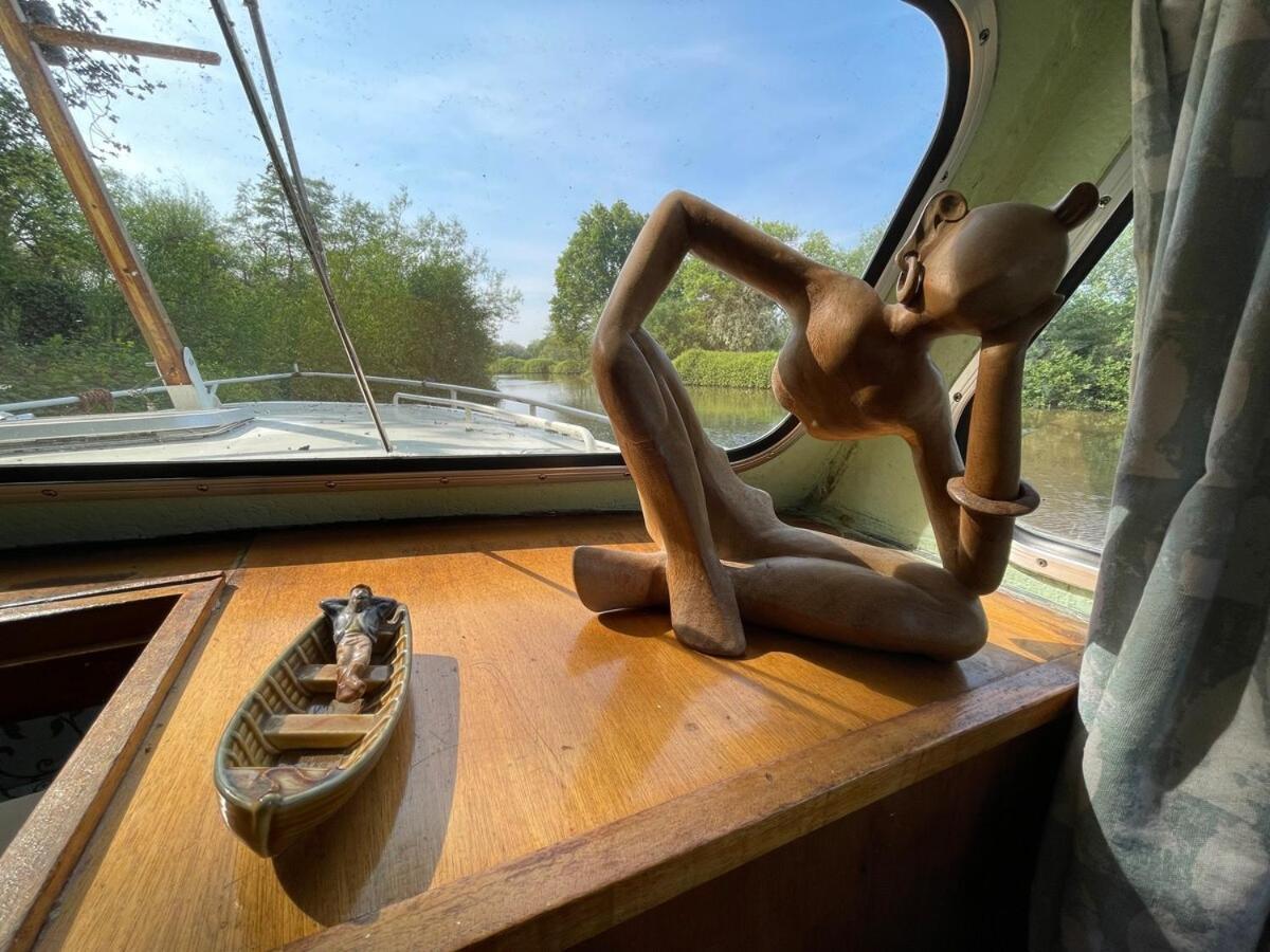 Dutch Cruiser Ship On A Tranquil Secluded River Tonbridge Esterno foto