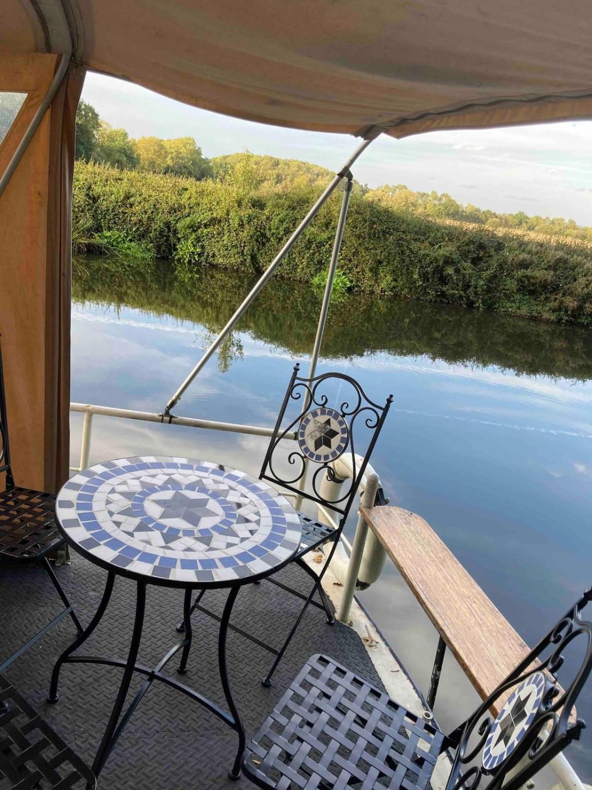 Dutch Cruiser Ship On A Tranquil Secluded River Tonbridge Esterno foto