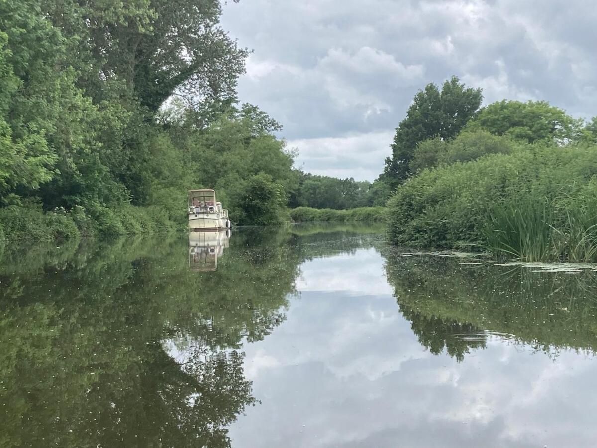 Dutch Cruiser Ship On A Tranquil Secluded River Tonbridge Esterno foto