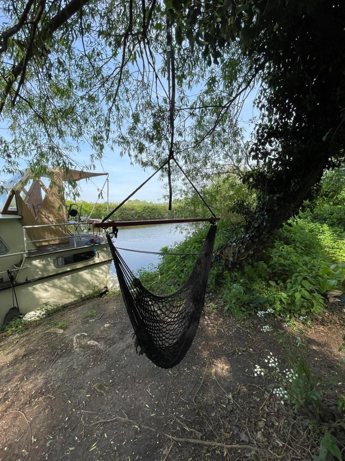 Dutch Cruiser Ship On A Tranquil Secluded River Tonbridge Esterno foto