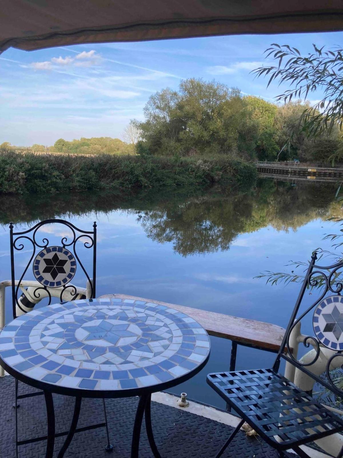 Dutch Cruiser Ship On A Tranquil Secluded River Tonbridge Esterno foto